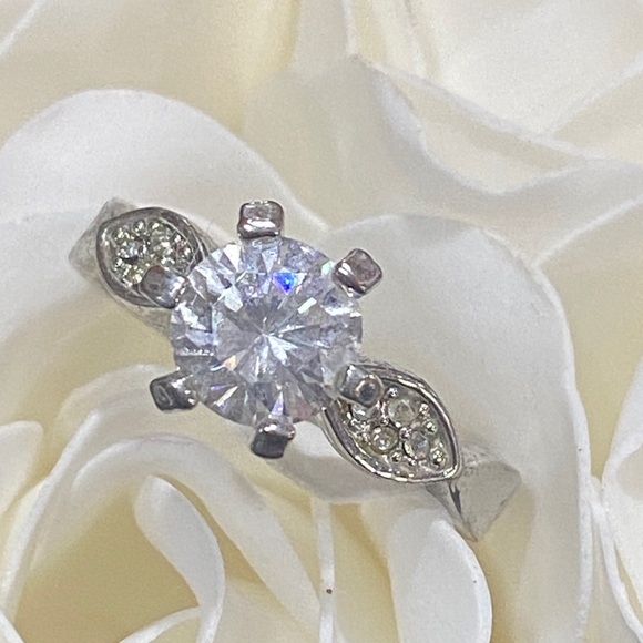 Jewelry - Size 8 Costume Engagement Ring